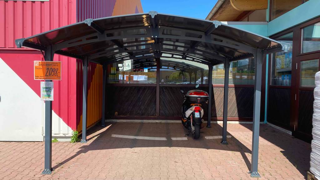 Frontansicht eines getesteten aufgebauten Carports.