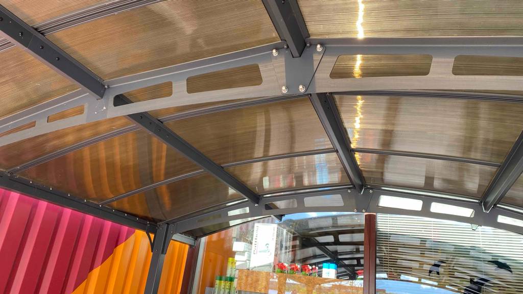 Carport im Test: Blick von innen auf das Dach und das Material.