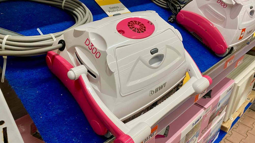 Getestet: Ein Poolroboter von oben in einem Verkaufsregal neben anderen Geräten stehend inklusive Preisangaben.