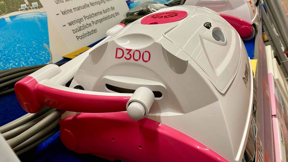 Poolroboter-Test: Nahaufnahme der Seite mit Modellbezeichnung.