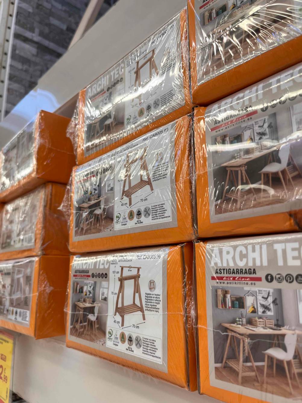 Getestet: Mehrere verpackte Klappböcke neben und aufeinander in einem Regal liegend.