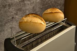 Arendo-Toaster-Test: Zwei Brötchen liegen auf einem Brötchenaufsatz auf einem Toaster.