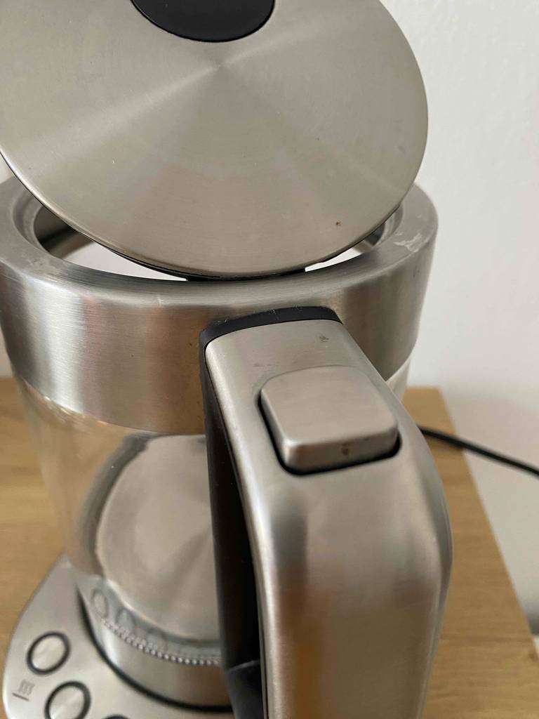 Nahaufnahme des Öffnungsmechanismus auf dem Griff eines getesteten 1,5-Liter-Wasserkochers.