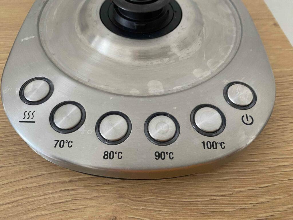 Detailansicht der Basis mit mehreren Heizstufen-Tasten eines getesteten Wasserkochers mit 1,5 Liter Kapazität.