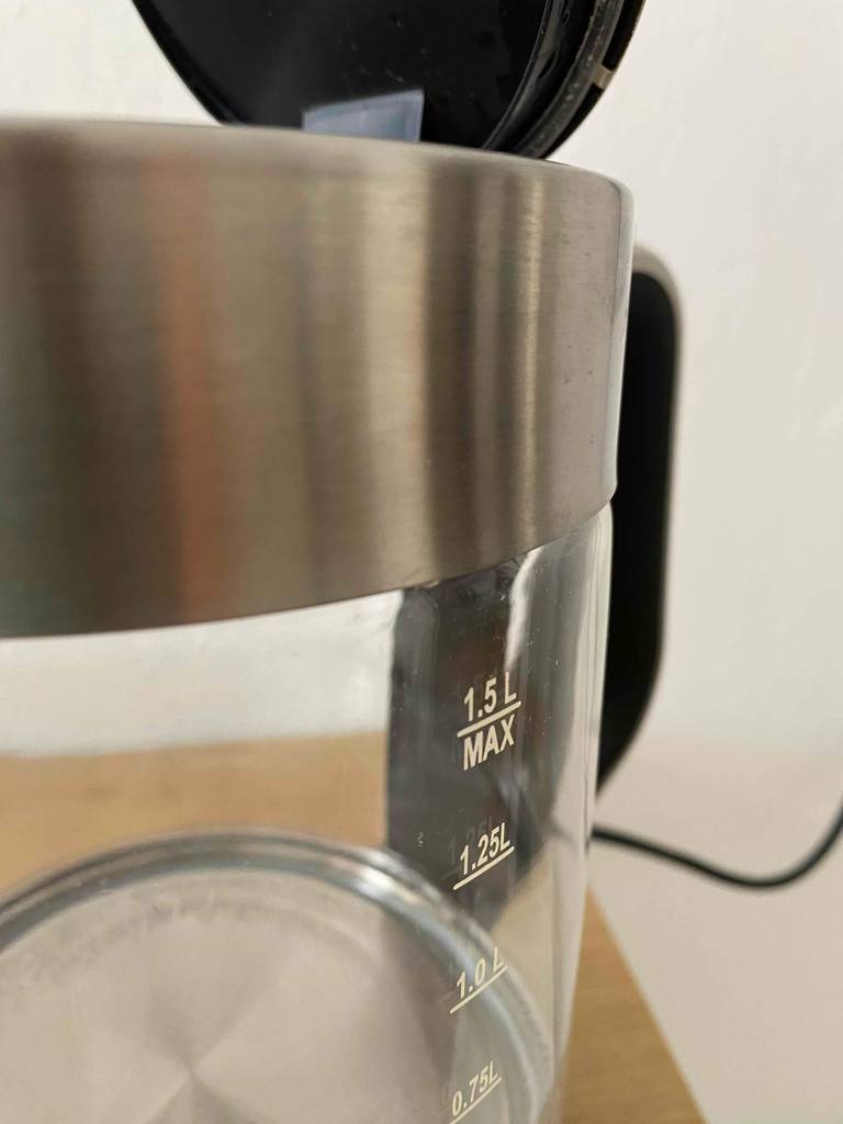 Nahaufnahme des Wasserstandanzeigers auf der Glaskanne eines getesteten Wasserkochers mit 1,5 Liter Füllkapazität.
