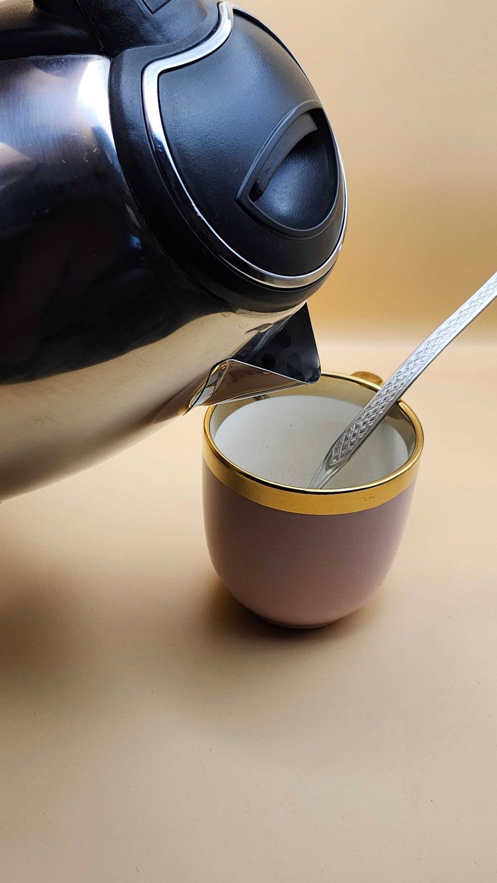 Arendo-Wasserkocher getestet: Nahaufnahme des Ausgießers des Gerätes in eine Tasse.