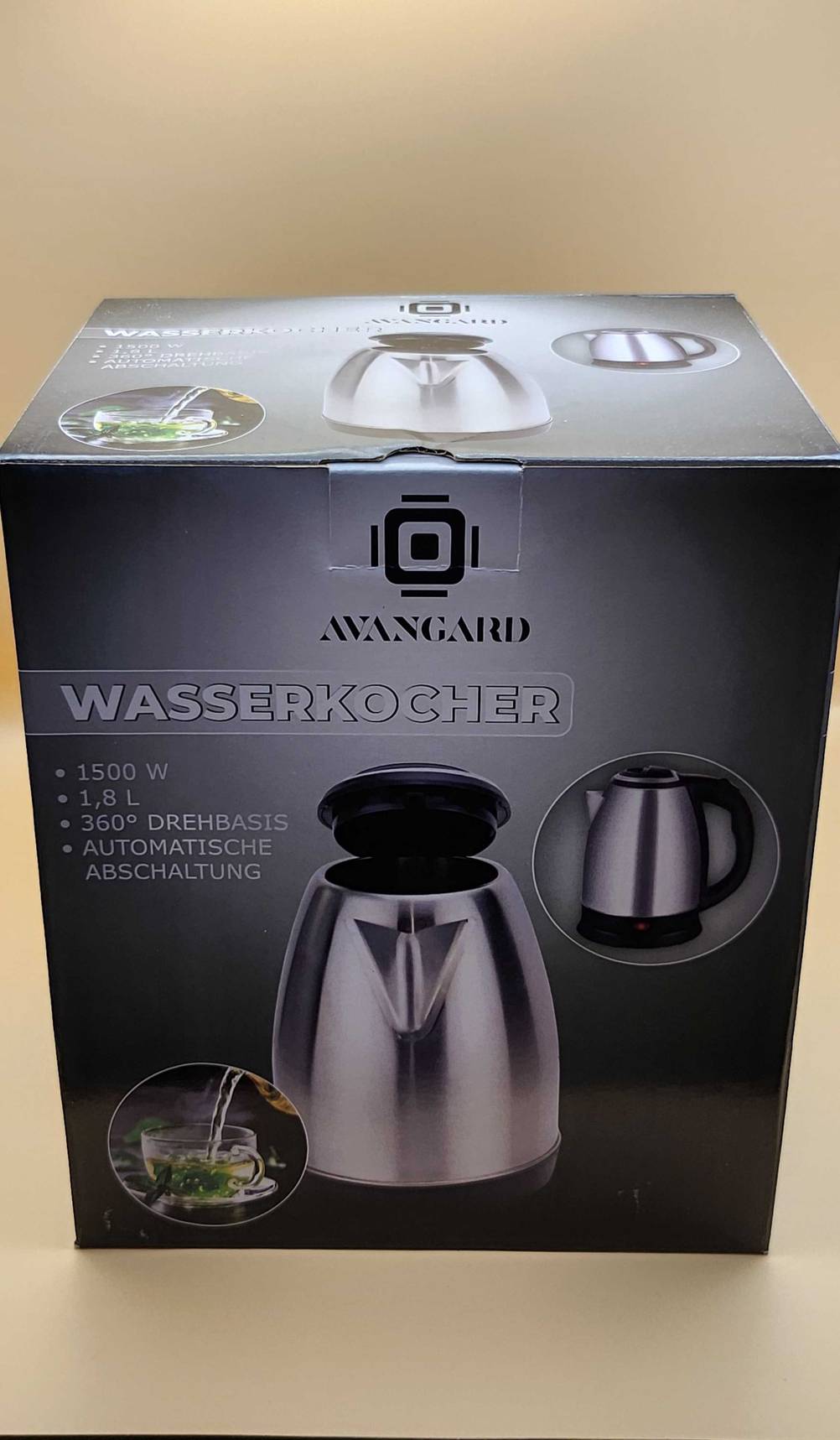 Die Originalverpackung des getesteten Arendo-Wasserkocher von vorne.