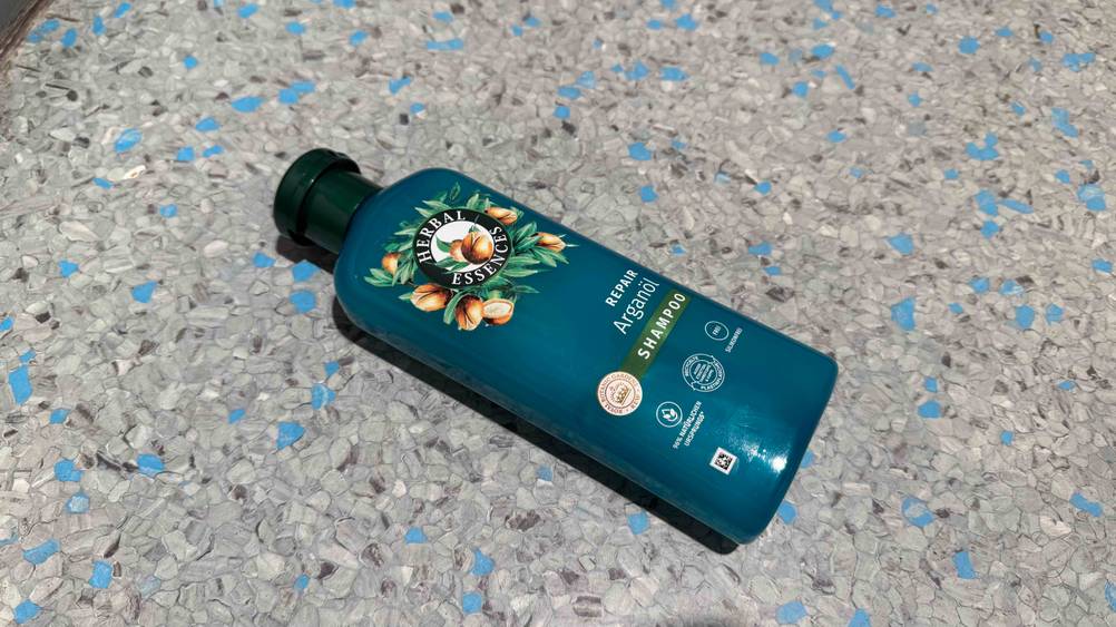 Getestet: Eine Flasche Argan-Shampoo horizontal auf eine Boden liegend.