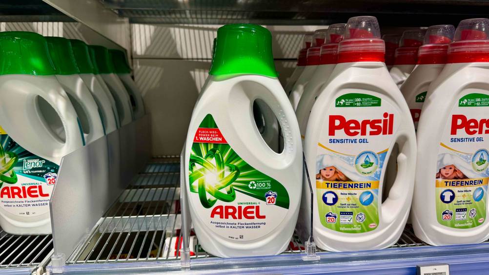 Ariel-Waschmittel-Test: Mehrere Flaschen in einem Verkaufsregal.