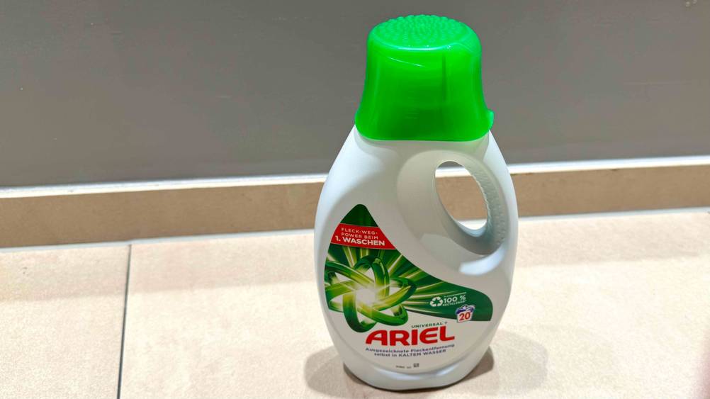 Ariel-Waschmittel getestet: Nahaufnahme der Verschlusskappe einer Flasche auf einem hellen Boden.
