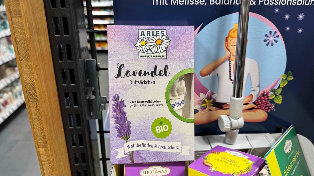 Auf der Packung von getesteten Lavendelsäckchen stehen Informationen zum Inhalt.