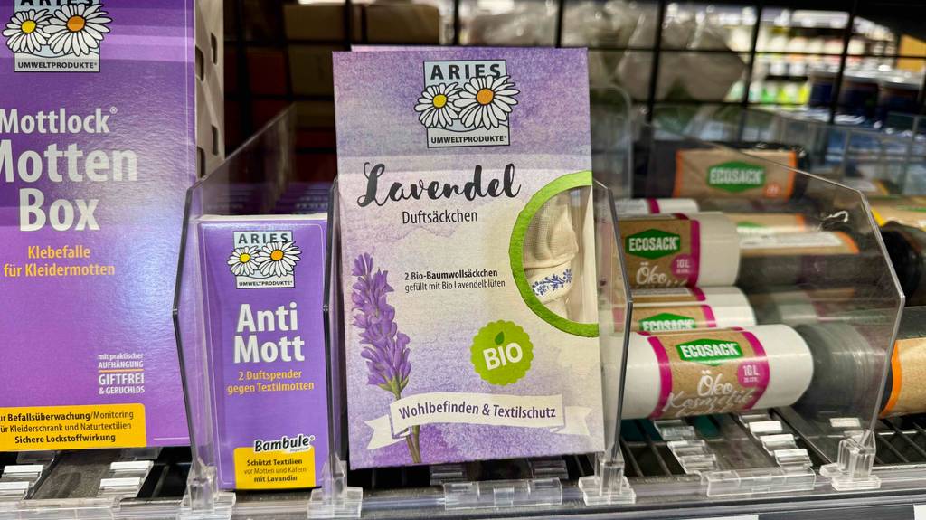 Lavendelsäckchen im Test: Mehrere Packungen stehen zwischen anderen Produkten in einem Regal.