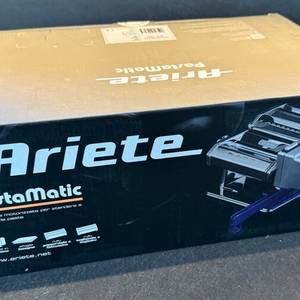 Der Karton der Ariete Pastamatic 1593 steht auf einem Tisch