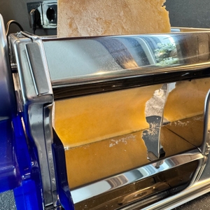 Ein Teiglappen wird oben in die Ariete Pastamatic 1593 eingeführt und kommt unten wieder heraus