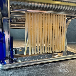 Dünne Bandnudeln kommen aus der Ariete Pastamatic 1593