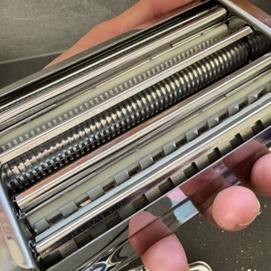 Ein Aufsatz der Ariete Pastamatic 1593 wird von einer Hand gehalten