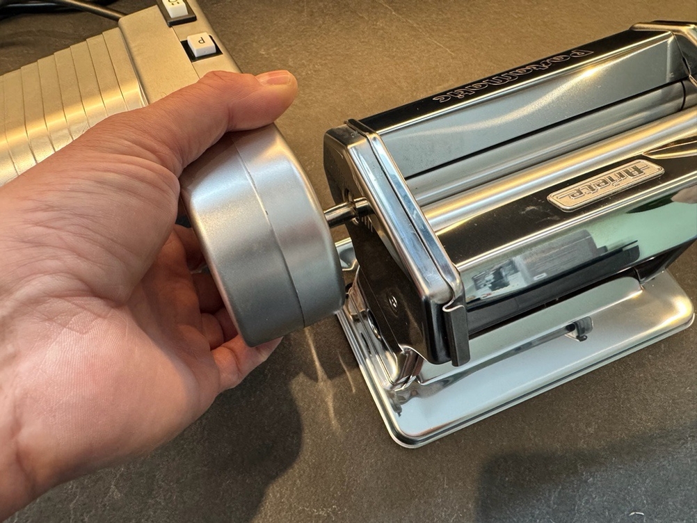 Der Motor der Ariete Pastamatic 1593 wird angesteckt