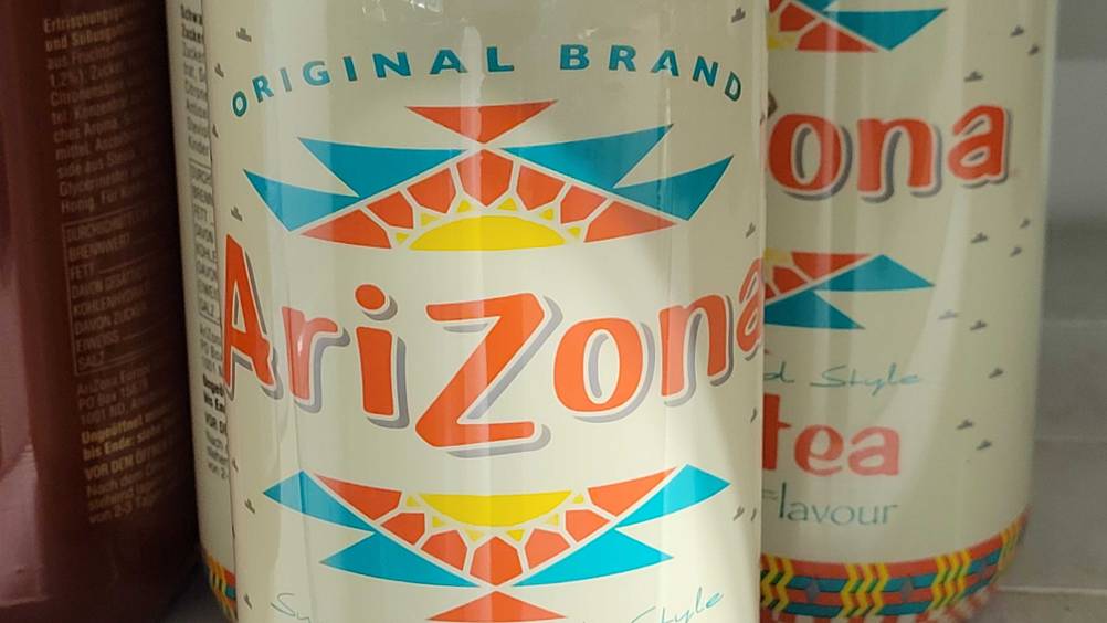 Arizona-Eistee getestet: Nahaufnahme des Logos auf der Vorderseite.