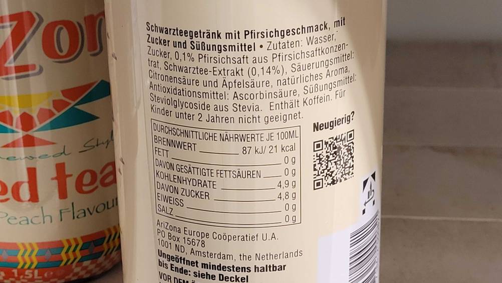 Arizona-Eistee getestet: Nahaufnahme der Informationen auf der Rückseite der Flasche.