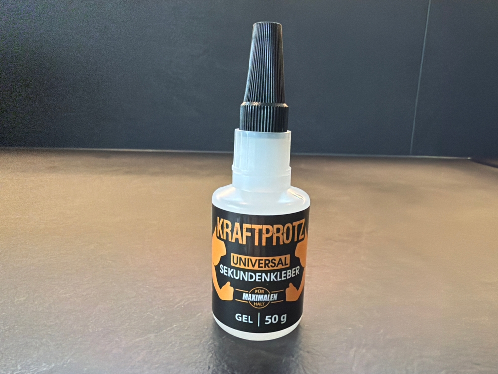 Das Arka-Sekundenkleber-extra-stark-Gel steht auf einer Arbeitsplatte