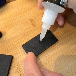 Ein Tropfen Arka-Sekundenkleber-extra-stark-Gel wurde auf ein Stück Plastik gegeben