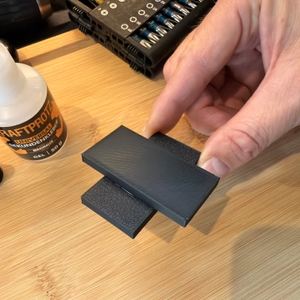 Zwei Stücke Plastik wurden mit dem Arka-Sekundenkleber-extra-stark-Gel verklebt