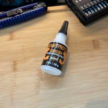 Das Arka-Sekundenkleber-extra-stark-Gel liegt auf einem Holzbrett