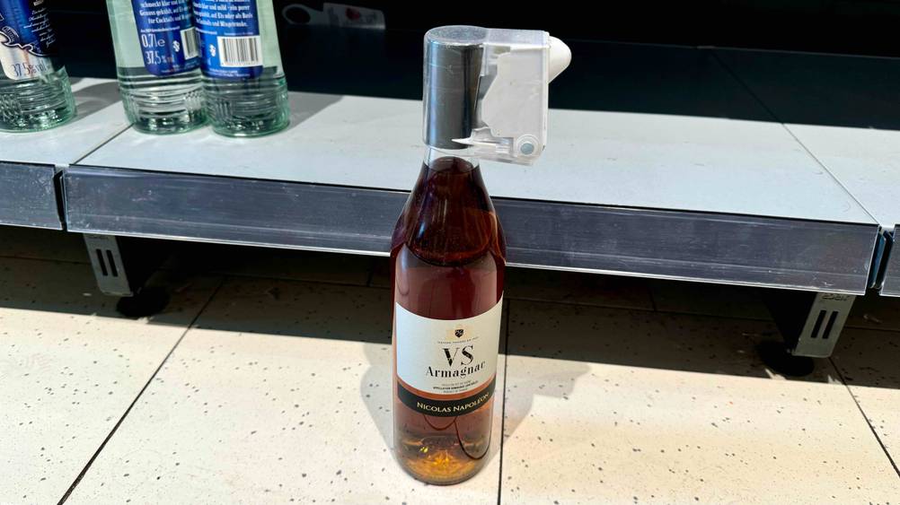 Getestet: Eine Flasche Armagnac vor einem Regal auf dem Boden stehend.