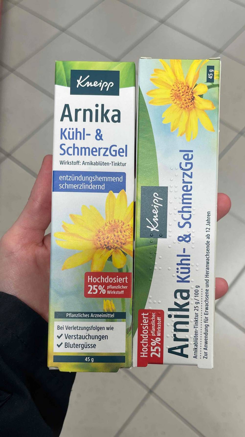 Im Test: Die Arnika-Gele liegen innerhalb zweier Verpackungen in der Hand einer Person.