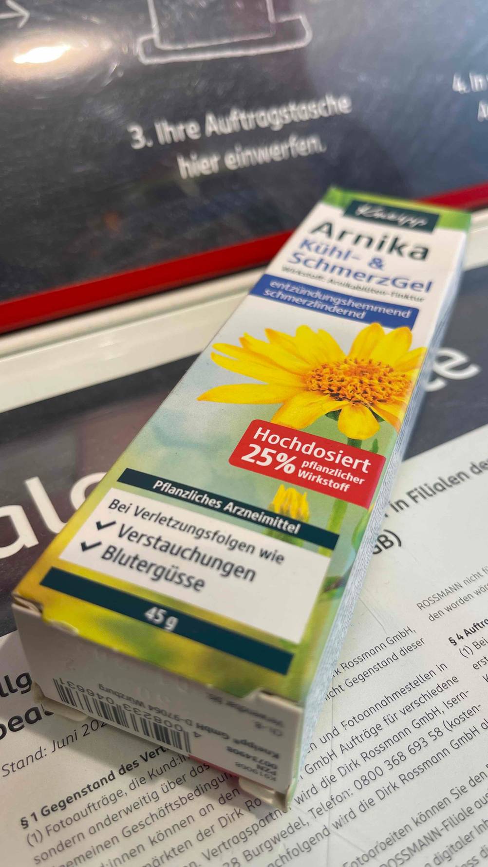 Arnika-Gel im Test: Die 45-g-Packung der Marke Kneipp liegt auf einem Informationsblatt im Verkaufsbereich.