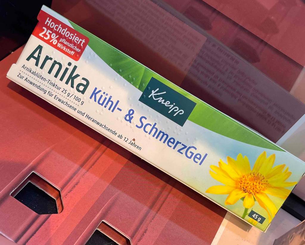 Das getestete Arnika-Gel in der Verpackung von Kneipp liegt auf einem roten Karton.
