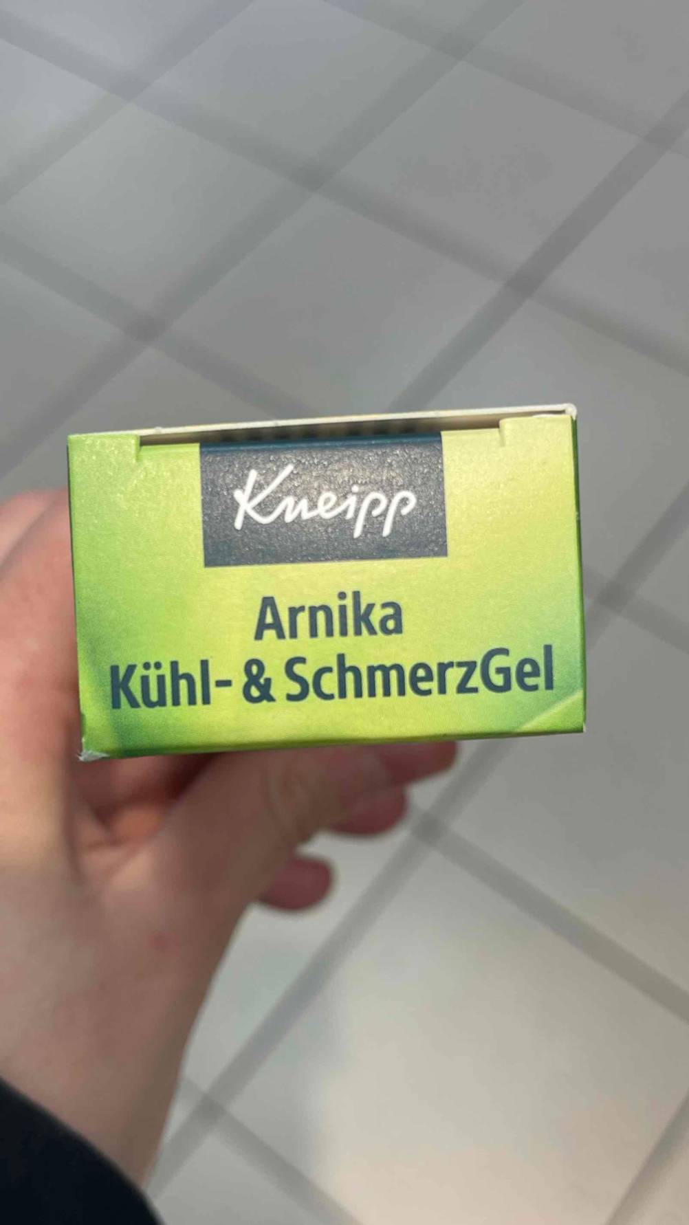 Arnika-Gele im Test: Eine Hand hält die Verpackung von Kneipp mit dem Arnika Kühl- & und Schmerzgel.