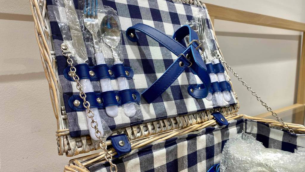 Geöffneter Deckel eines Picknickkorbs, in dem das Besteck zum testen eingepackt ist.
