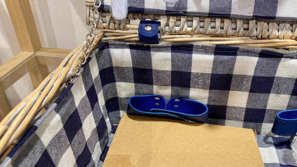 Picknickkorb-Test: Nahansicht einer Ecke mit Karomuster von innen.