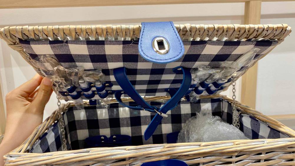 Picknickkorb getestet: Detailansicht des Verschlusses eines halb geöffneten Korbs.