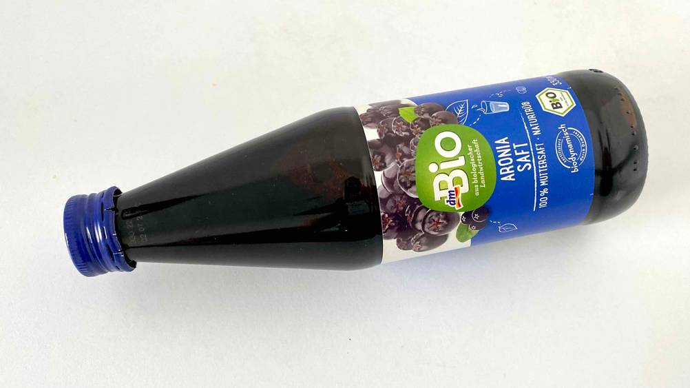 Eine Flasche Aroniasaft im Test mit Fokus auf den Verschluss.
