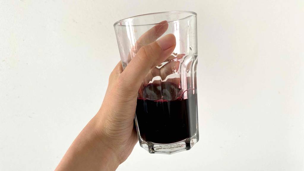 Ein Glas Aroniasaft.