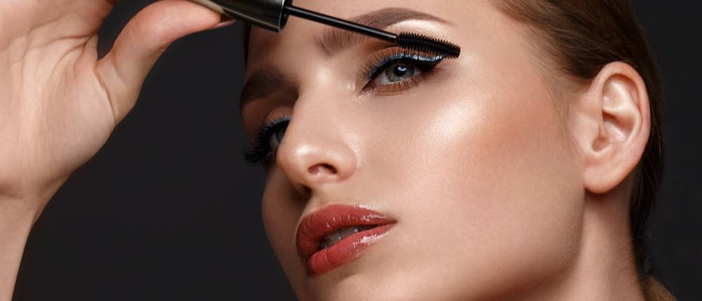 Artdeco-Mascara-Test: Eine Frau tuscht sich die Wimpern.