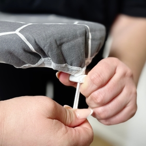 Die Enden des Premium Bügeltischbezugs werden mit einem Stopper verschlossen.