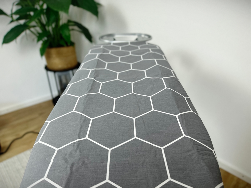 Der Premium Bügeltischbezug ist vollständig aufgezogen. Das sechseckige Muster verläuft gleichmäßig über die Oberfläche.