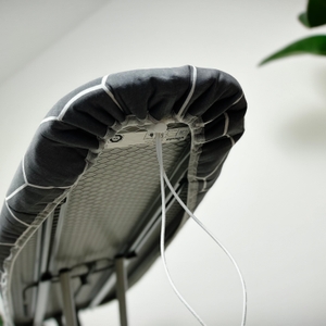 Der arteneur Bügeltischbezug ist vollständig aufgezogen. Die Unterseite zeigt die Befestigungslösung mit Kordelzug.