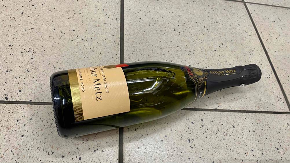 Crémant d’Alsace getestet: Flasche liegt auf dem Boden.