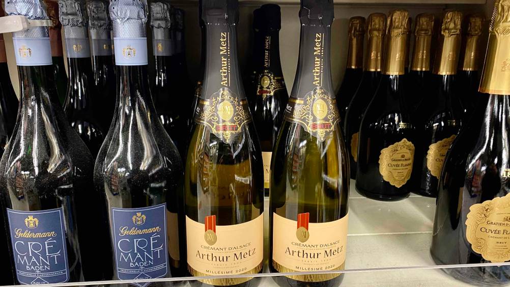 Crémant d’Alsace getestet: Schaumweine von Arthur Metz stehen im Regal.