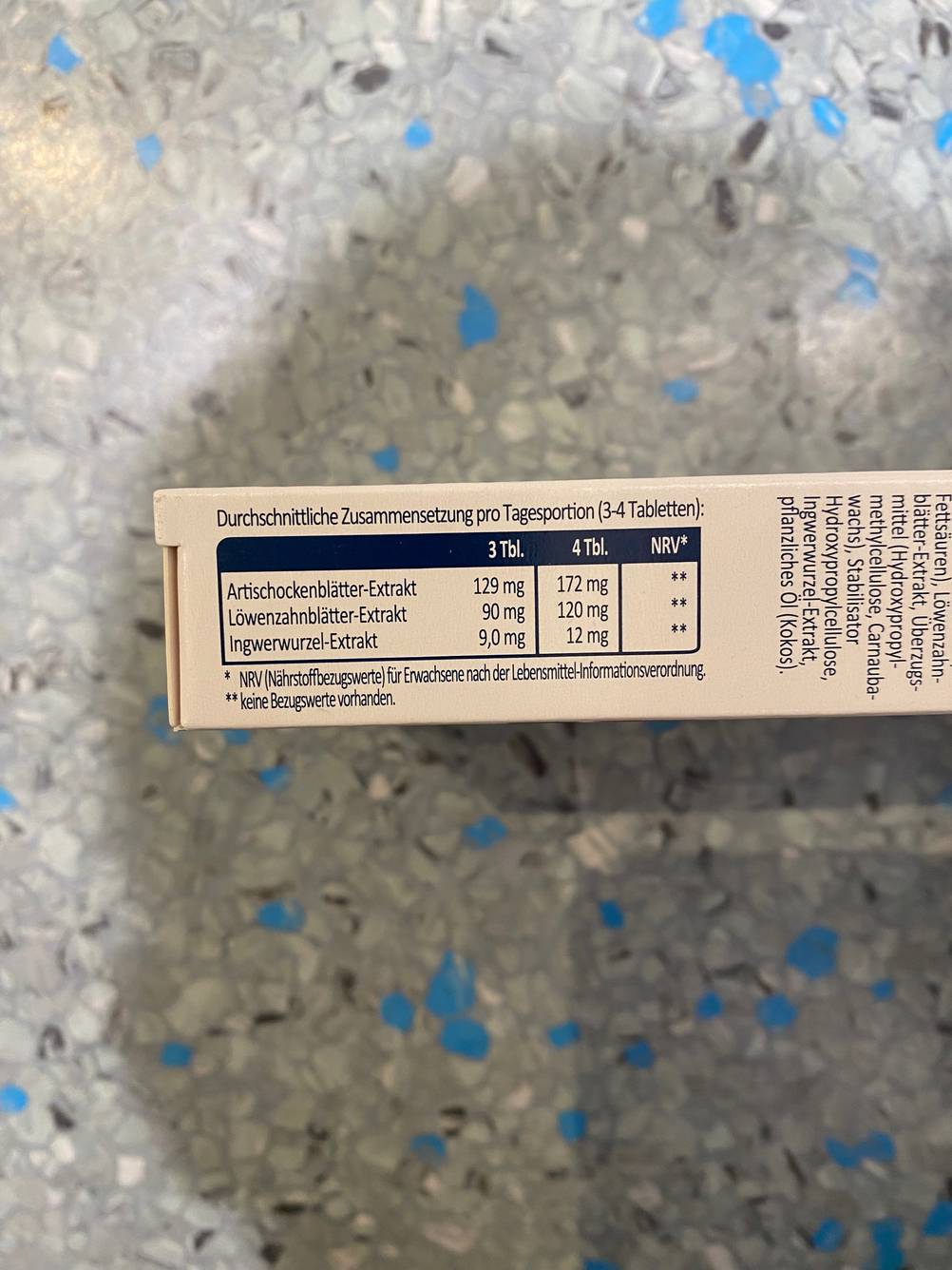 Nahaufnahme der Seite der Verpackung der getesteten Artichocken-Kapseln mit Zusammensetzung.