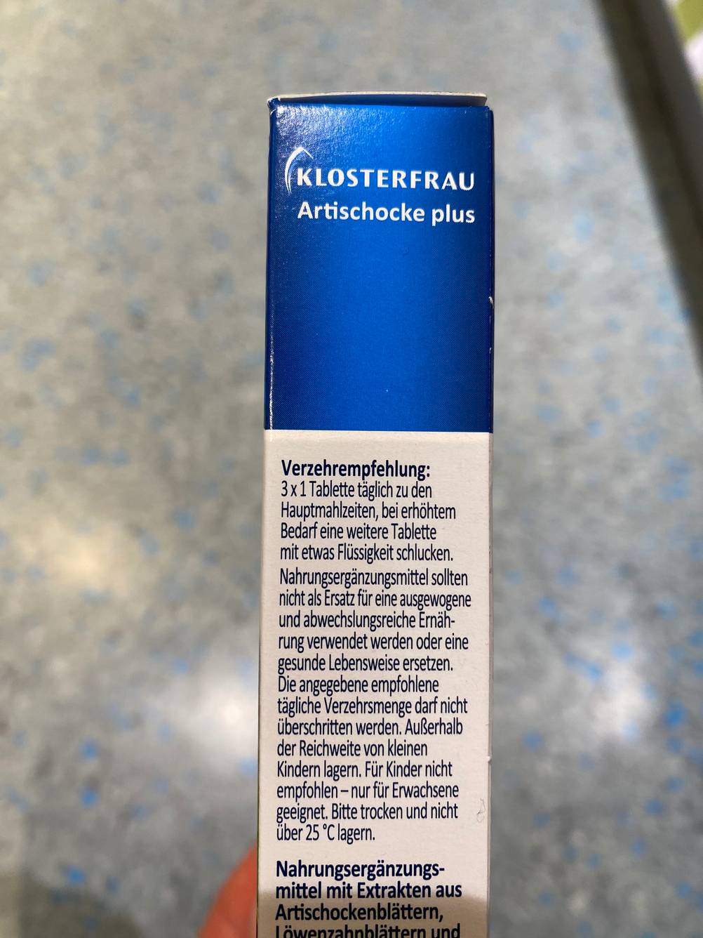 Seitenansicht der Verpackung der getesteten Artischocken-Kapseln mit Verzehrempfehlung.