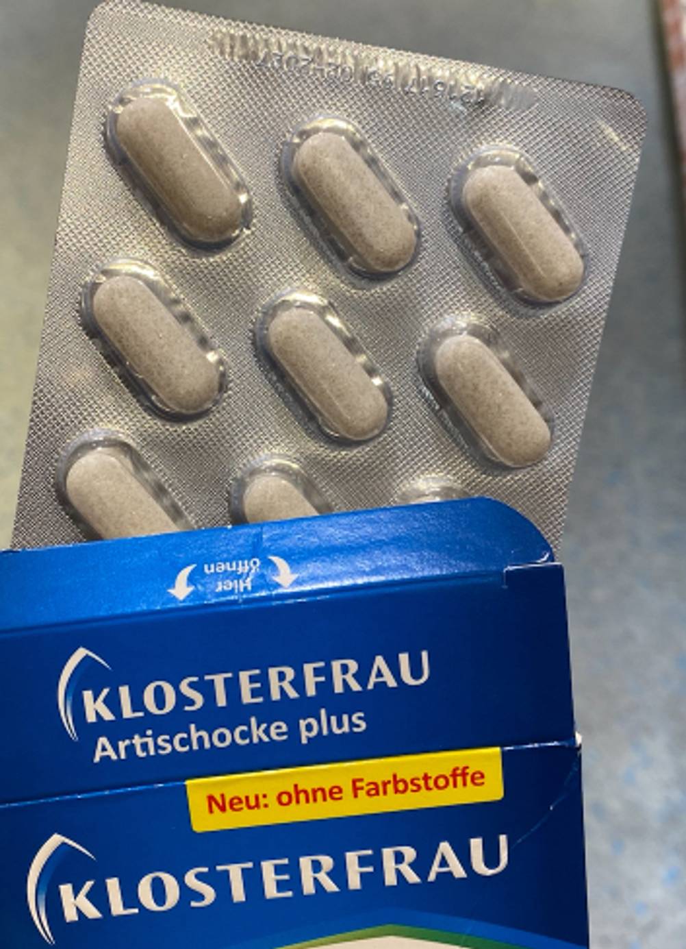 Artischocken-Kapseln getestet: Aus der Verpackung kommt ein Tablettenblister.