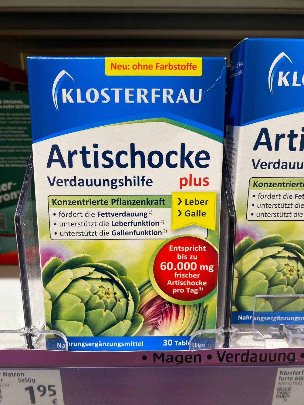 Eine Packung der Artischocken-Kapseln im Test in einem Verkaufsregal.