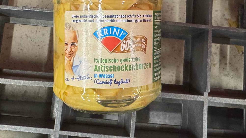 Artischockenherzen getestet: Nahaufnahme des Labels auf dem Glas.