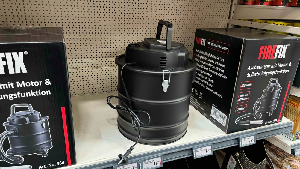 Rückseite eines Aschesauger im Test neben seiner Verpackung in einem Verkaufsregal mit Preisangaben.