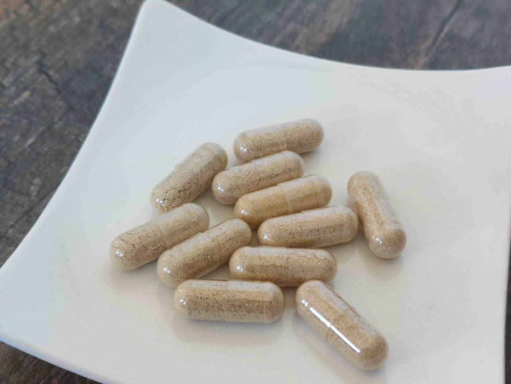 Ashwagandha getestet: Mehrere Kapseln auf einem weißen Teller.